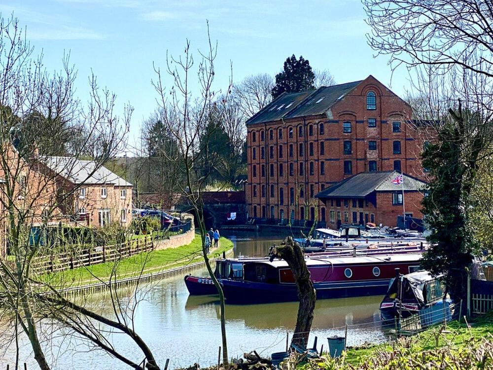 Canal View Cottage With Log Fire & Parking Blisworth Eksteriør bilde
